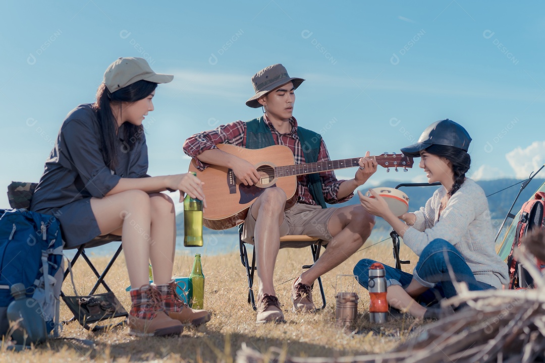 Acampamento grupo de amigos asiáticos relaxando no feriado