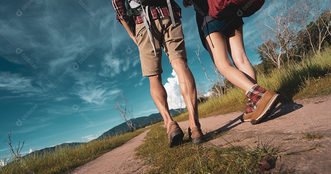 Casal asiático caminhando viajam juntos na floresta para acampar no fim de semana