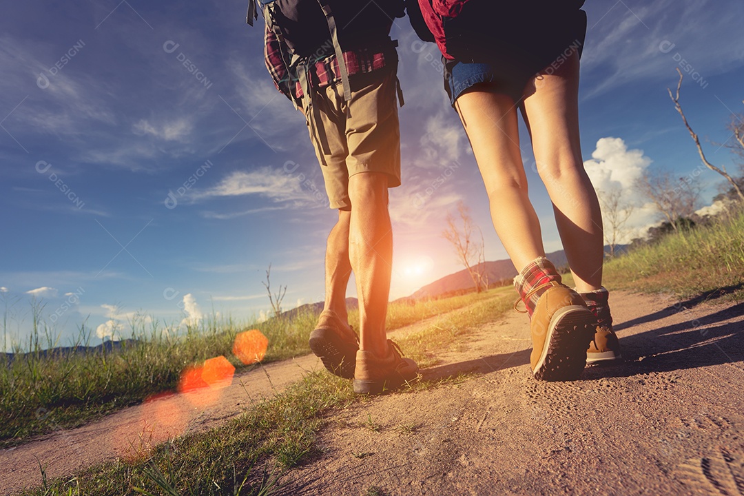 Casal asiático caminhando viajam juntos na floresta para acampar no fim de semana