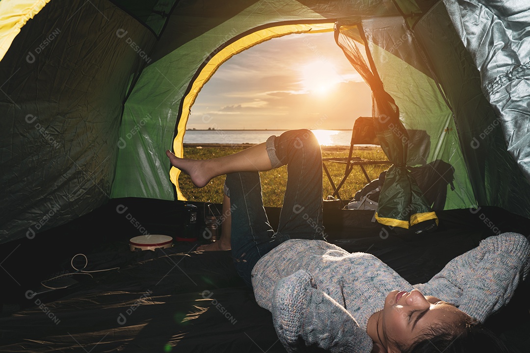 Grupo de amigos asiáticos juntos acampando nas férias