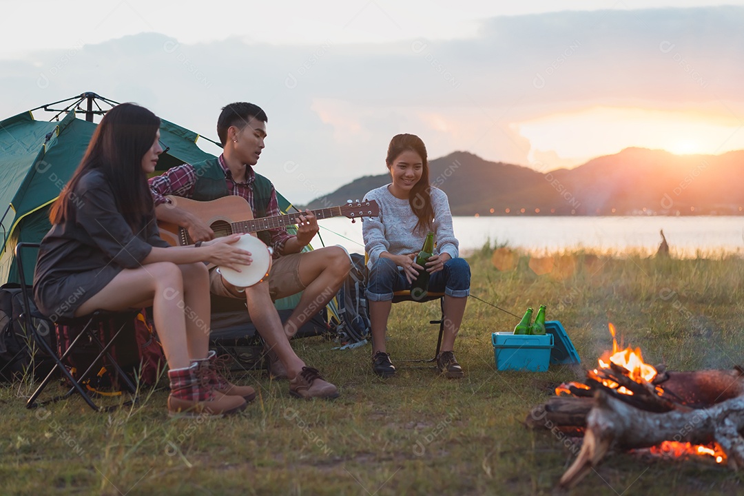 Grupo de amigos asiáticos juntos acampando nas férias