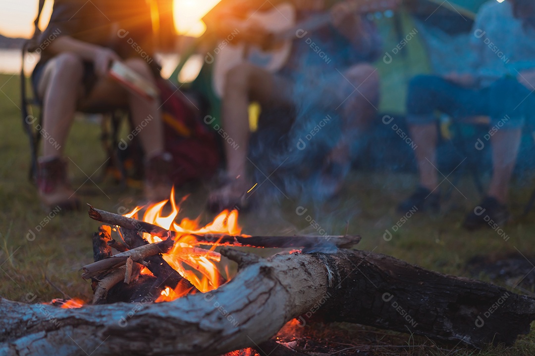 Grupo de amigos viajam fogo de acampamento de verão juntos na floresta