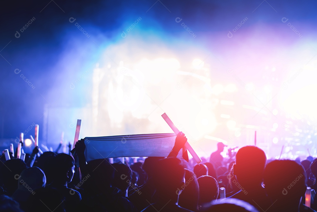 Multidão de luzes do palco de concertos e silhueta de público de fãs de pessoas levantando as mãos ou bastão luminoso