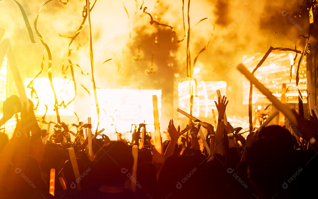 Multidão de luzes do palco de concertos e silhueta de público de fãs de pessoas levantando as mãos ou bastão luminoso