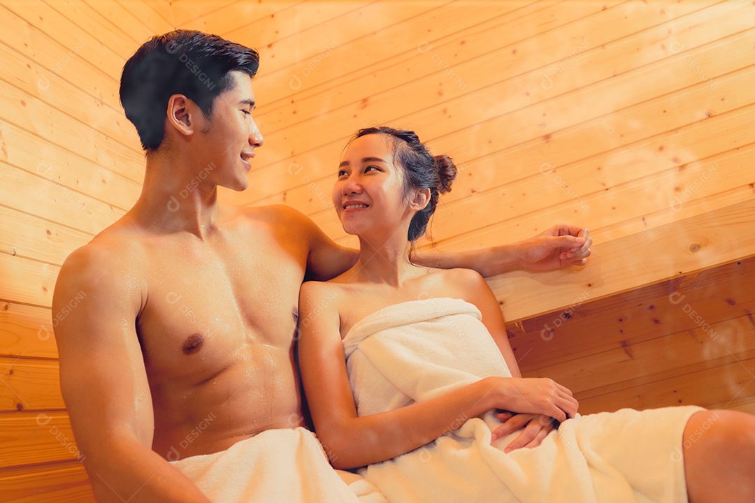 Casal jovem asiático e mulher juntos sentados na sala de spa da sauna