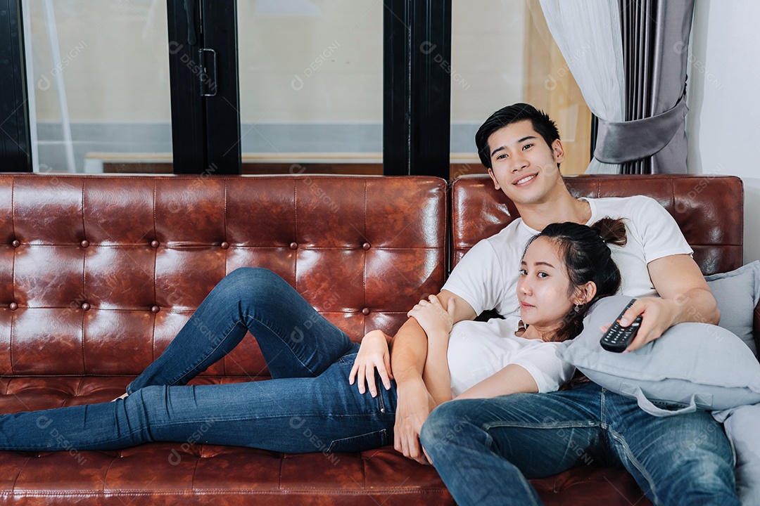 Casal asiático dormindo juntos no sofá relaxando