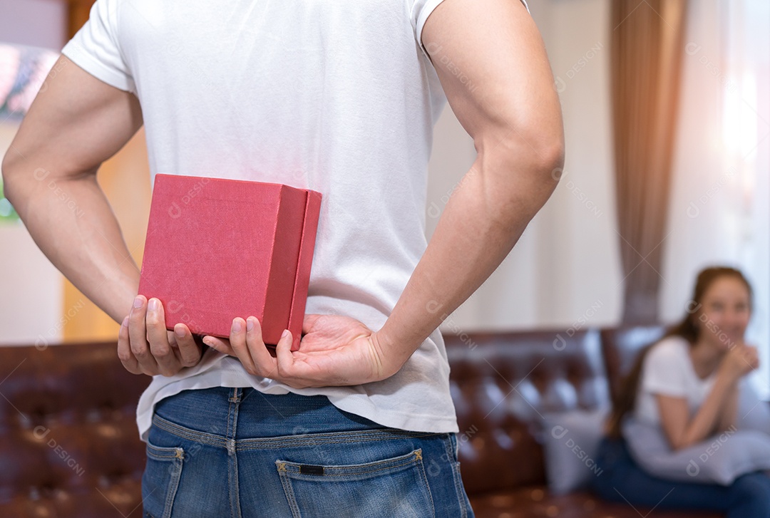 Jovem casal asiático juntos, homem esconde segurando caixa surpresa presente de coração para mulher
