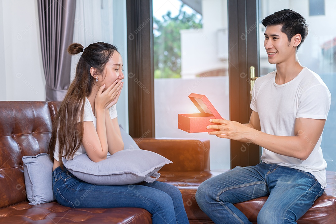 Homem segurando caixa surpresa presente de coração para mulher