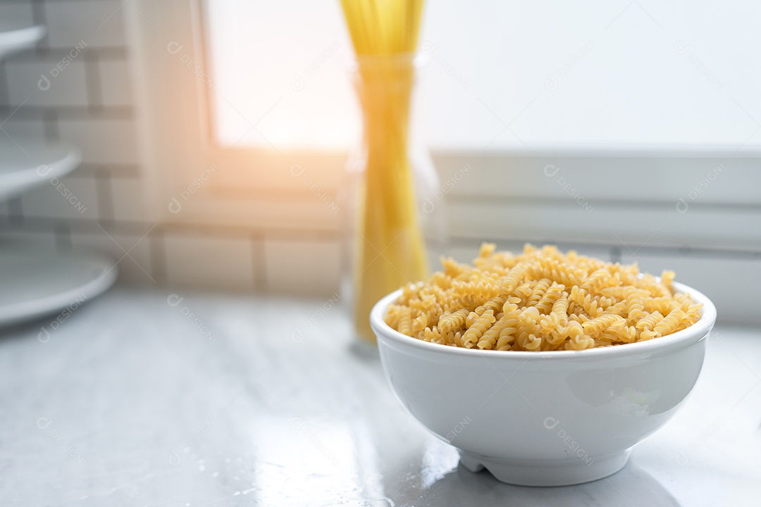 Macarrão espaguete e parafuso sobre a mesa