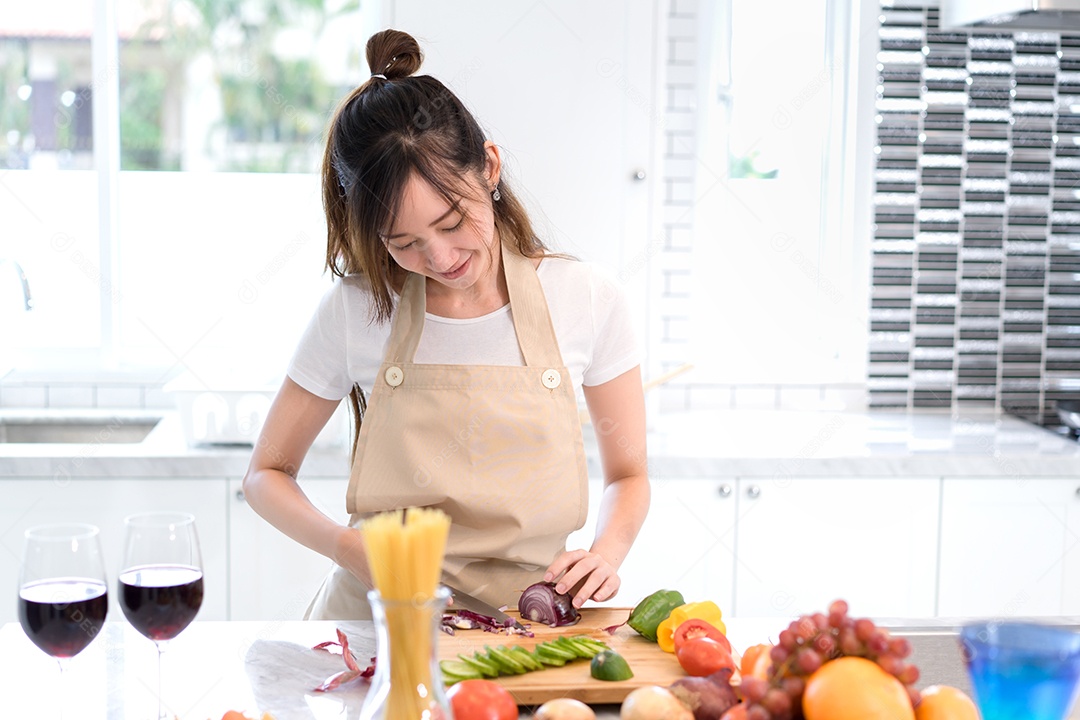 Cozinhar mulher asiática dona de casa na cozinha fazendo comida saudável
