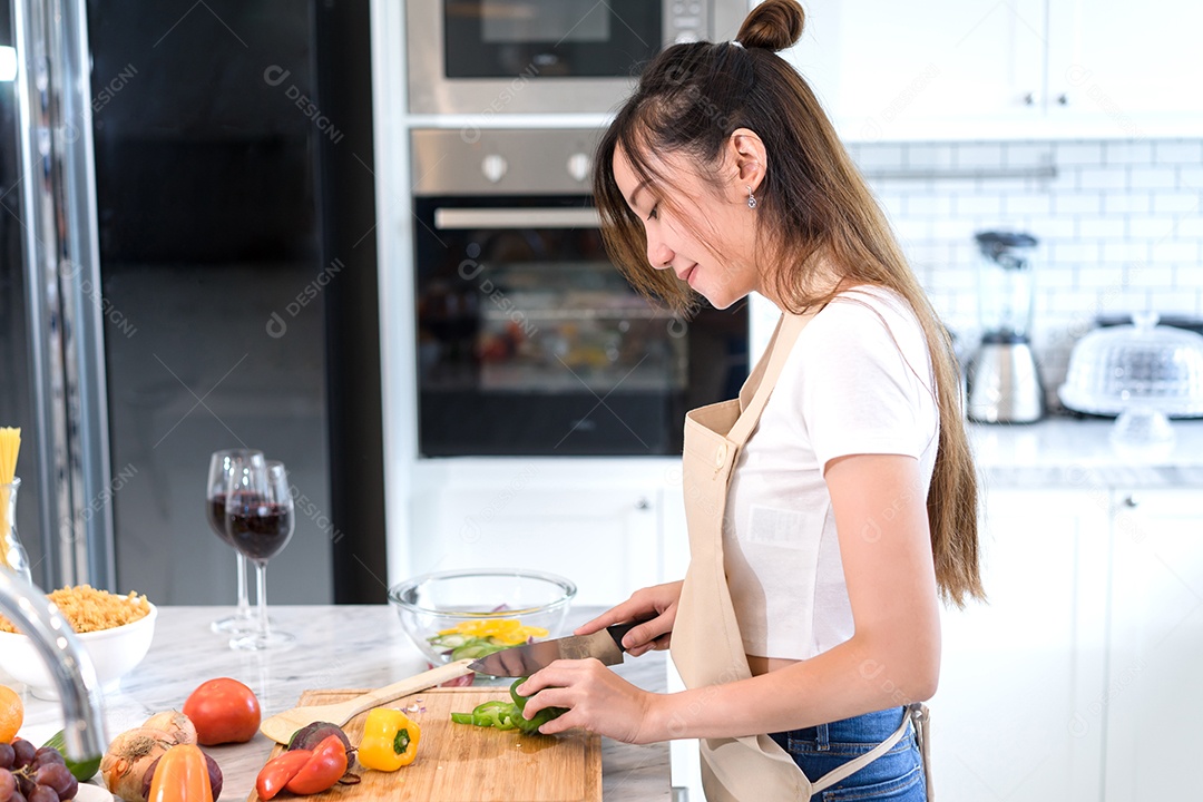 Cozinhar mulher asiática dona de casa na cozinha fazendo comida saudável