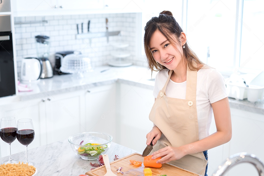 Cozinhar mulher asiática dona de casa na cozinha fazendo comida saudável