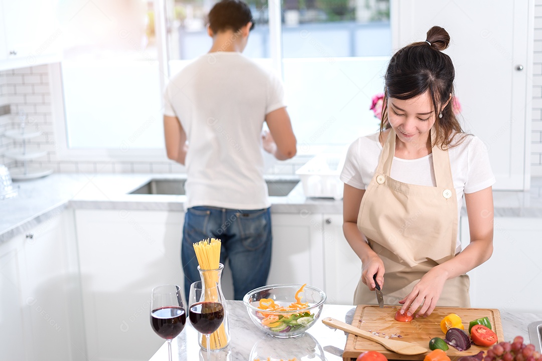 Cozinhar mulher asiática dona de casa na cozinha fazendo comida saudável