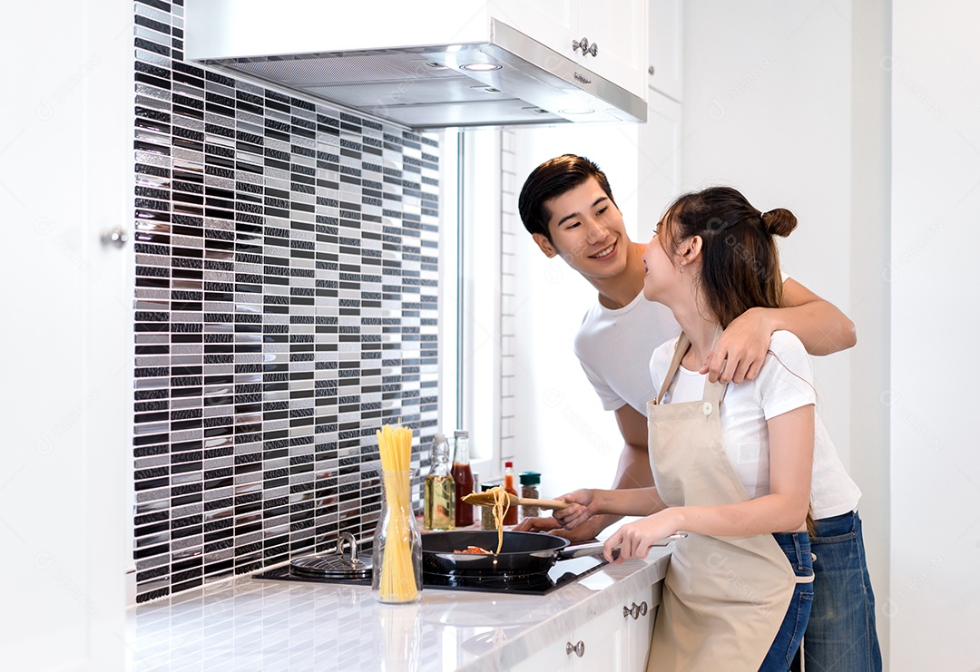 Casal cozinhando comida na cozinha fazendo jantar