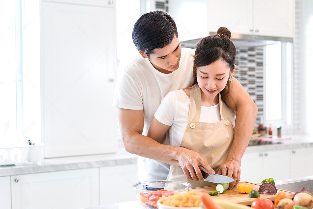 Casal cozinhando comida na cozinha fazendo jantar