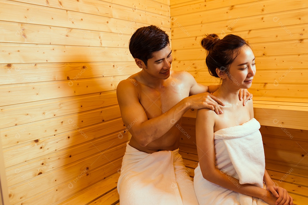 Casal jovem asiático sentados na sala de spa da sauna com vapor quente relaxando