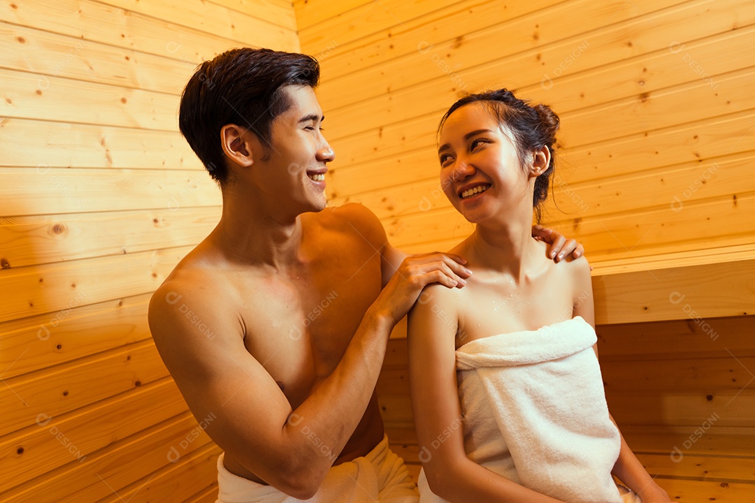 Casal jovem asiático sentados na sala de spa da sauna com vapor quente relaxando