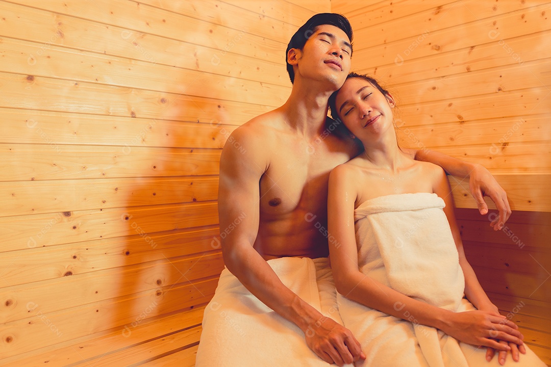 Casal jovem asiático sentados na sala de spa da sauna com vapor quente relaxando