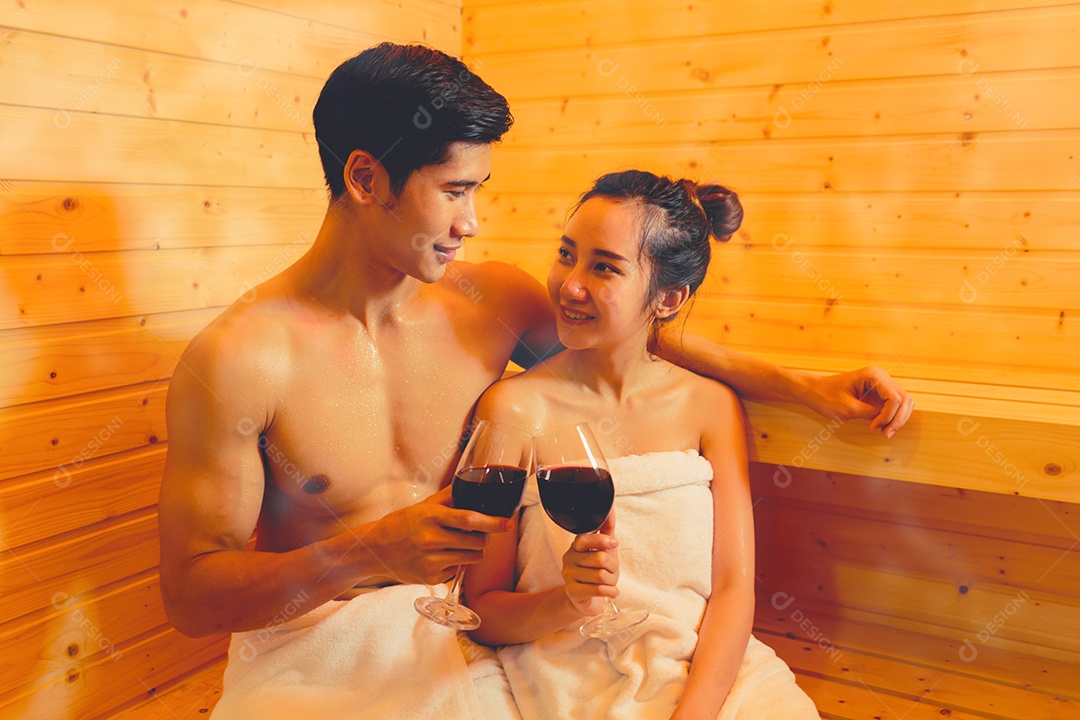 Casal jovem asiático sentados na sala de spa da sauna com vapor quente relaxando