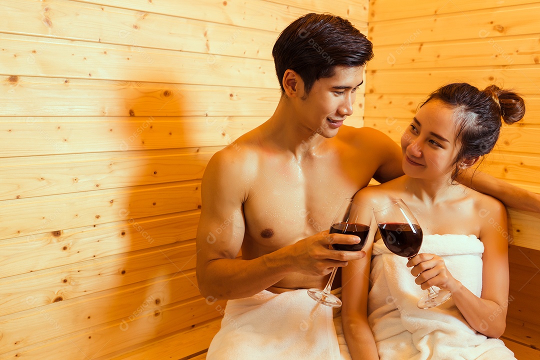 Casal jovem asiático sentados na sala de spa da sauna com vapor quente relaxando