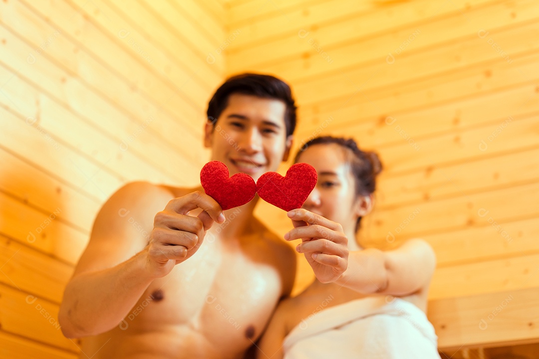 Casal jovem asiático sentados na sala de spa da sauna com vapor quente relaxando