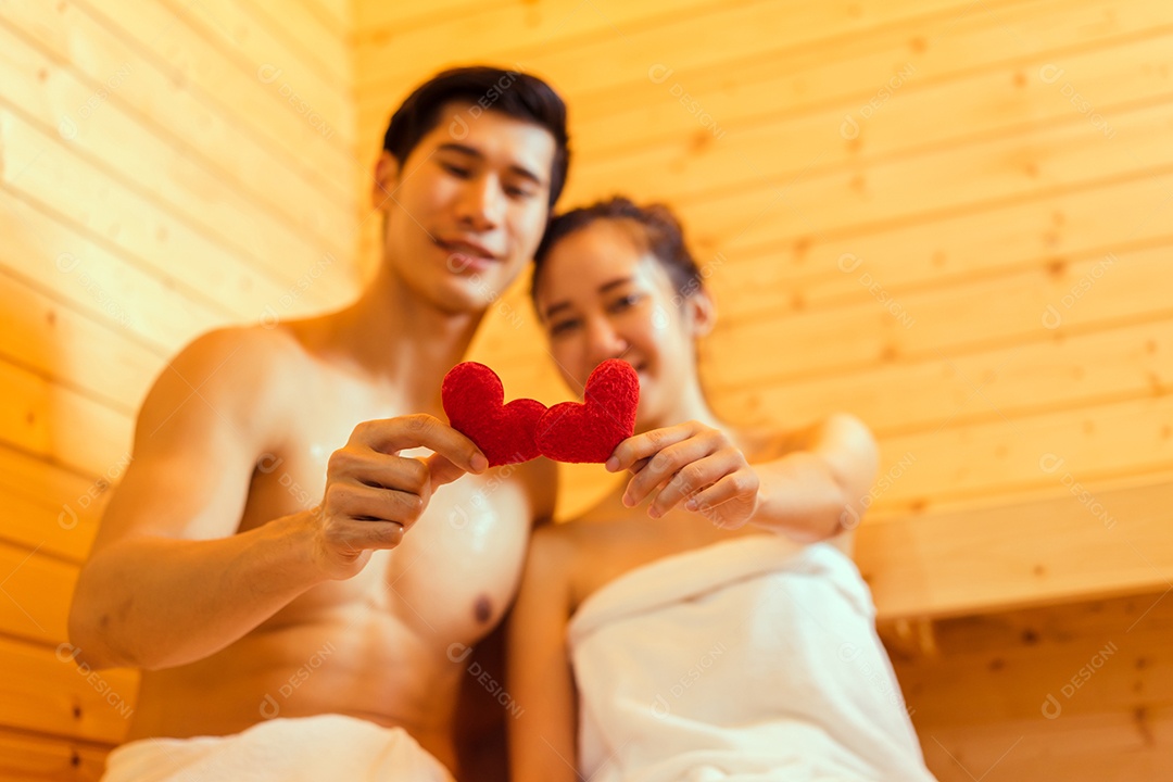 Casal jovem asiático sentados na sala de spa da sauna com vapor quente relaxando