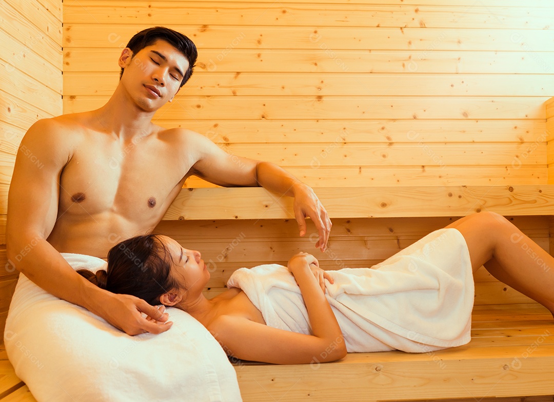 Casal jovem asiático sentados na sala de spa da sauna com vapor quente relaxando