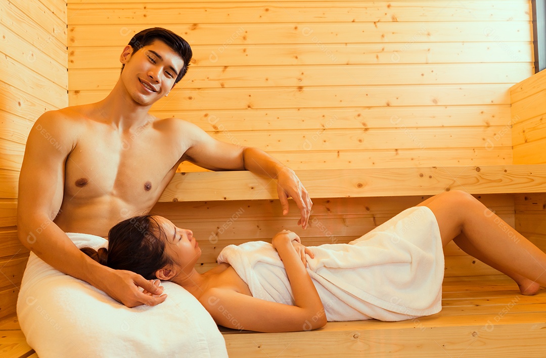 Casal jovem asiático sentados na sala de spa da sauna com vapor quente relaxando