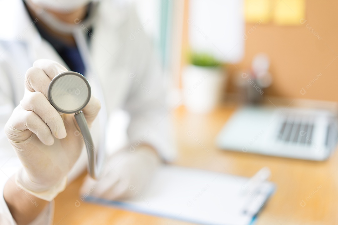 Médico segurando estetoscópio no conceito de hospital