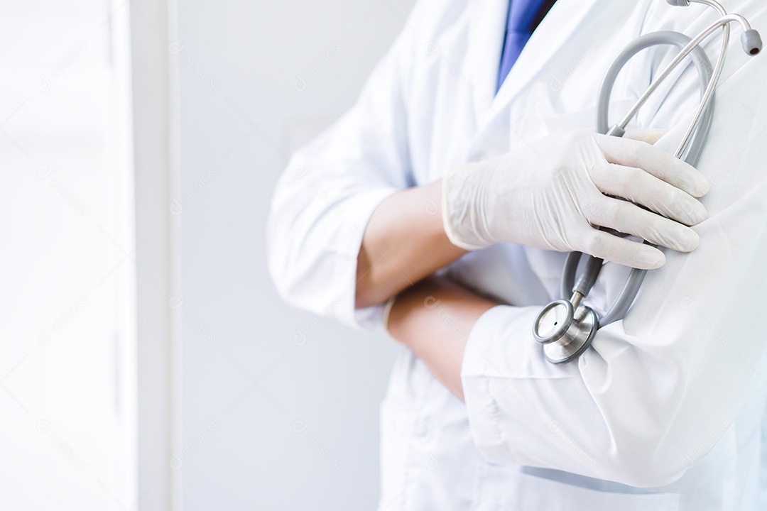 Médico segurando estetoscópio no conceito de hospital