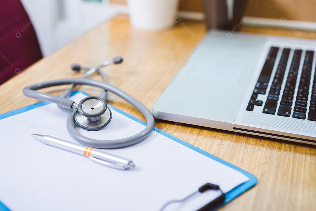 Estetoscópio médico em mesa do hospital