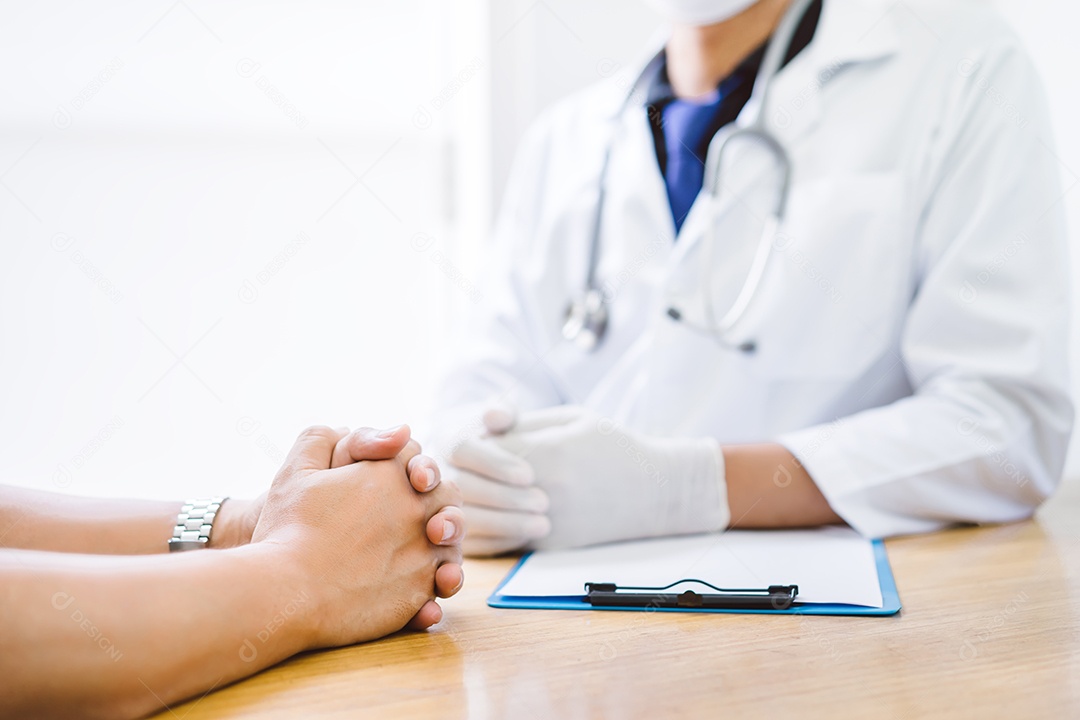 Médico com paciente prestando consultoria sobre saúde em hospital ou clínica