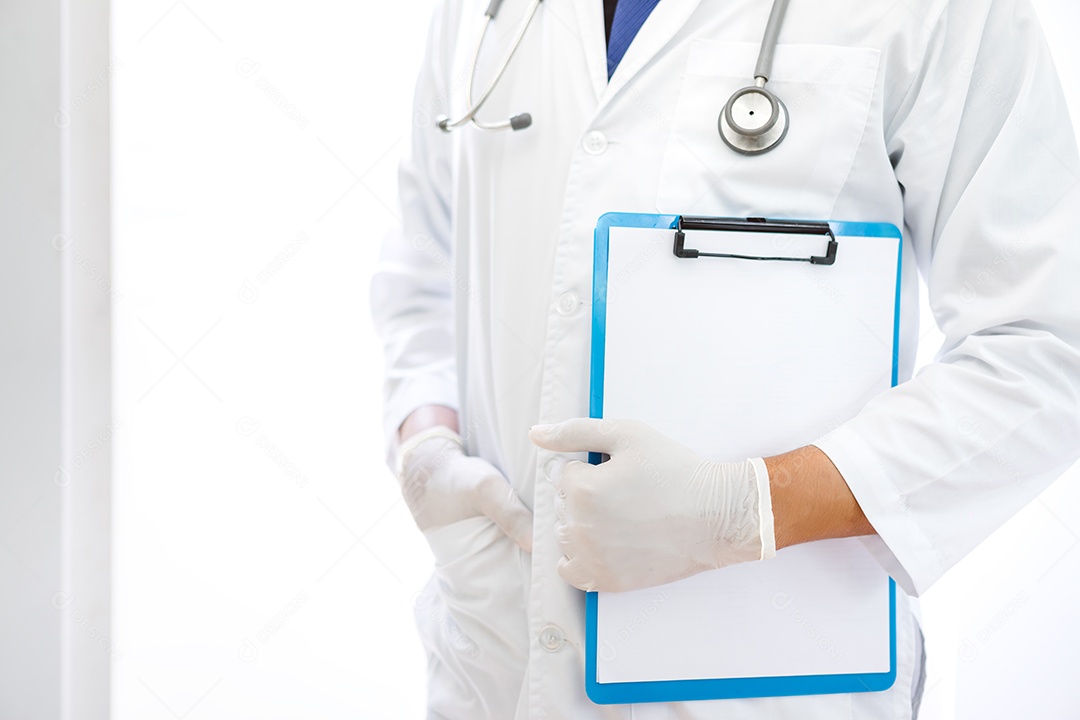 Médico com estetoscópio no conceito de hospital