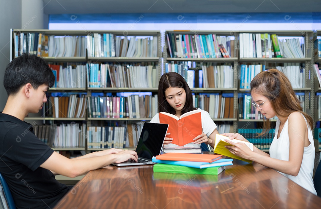 Jovens estudantes asiáticos juntos sorriem com computador