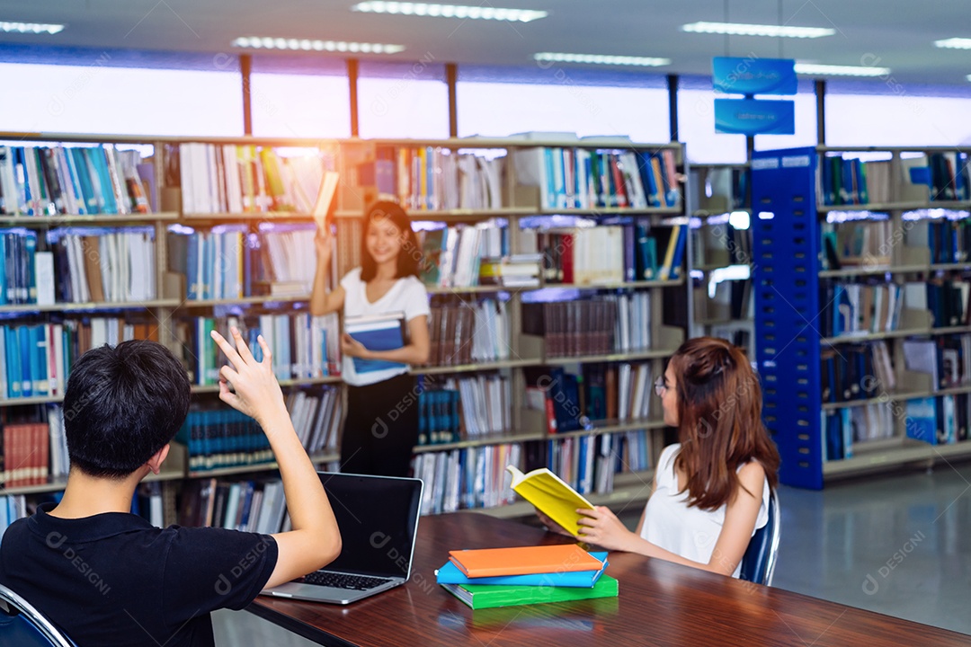 Jovens estudantes asiáticos juntos sorriem com computador