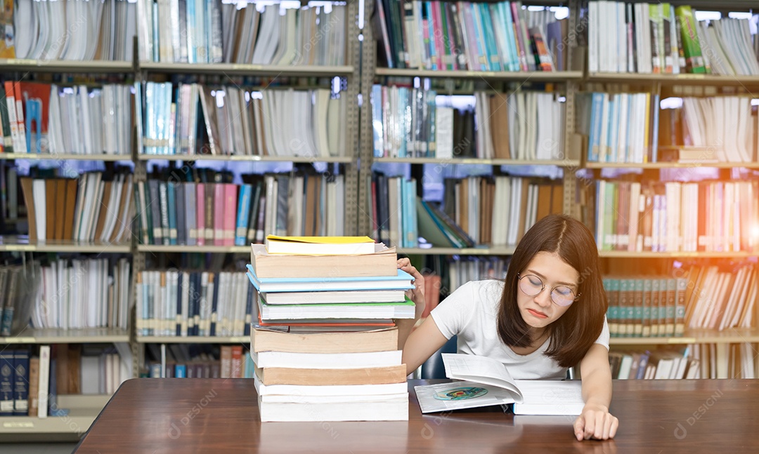 Jovem aluna com óculos completos, livro de leitura