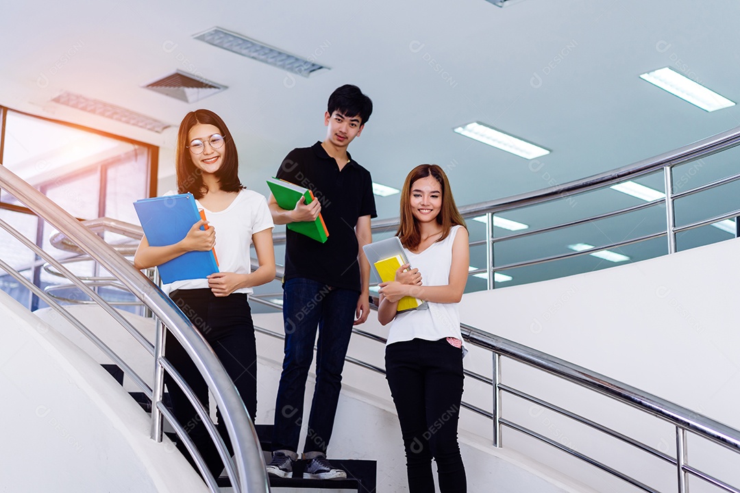 Grupo de jovens estudantes segurando o livro