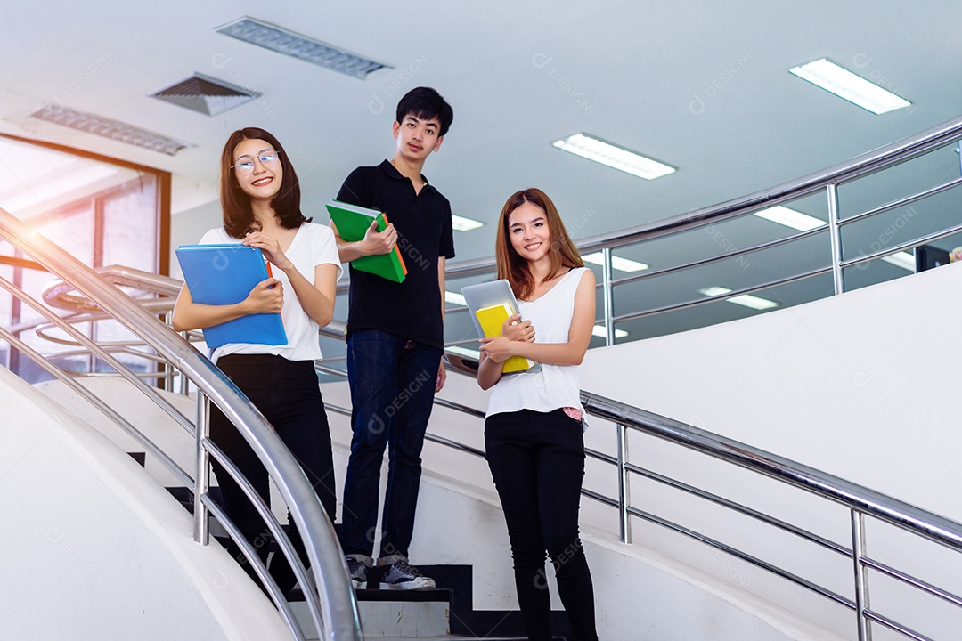 Grupo de jovens estudantes segurando o livro