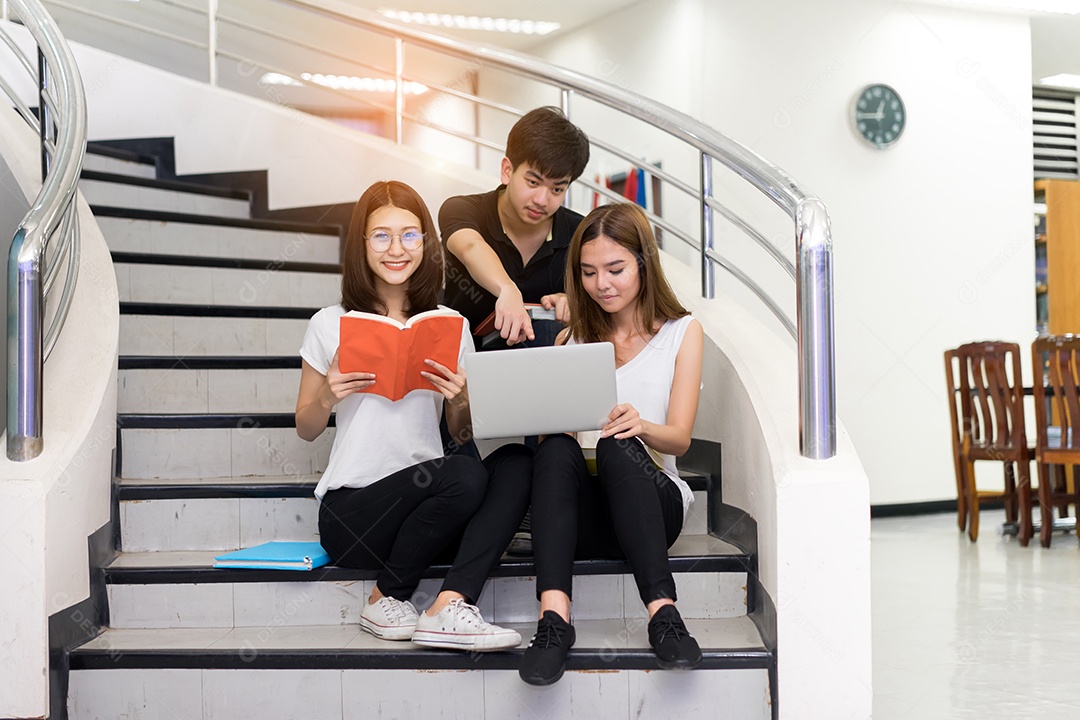 Grupo de jovens estudantes lendo livro