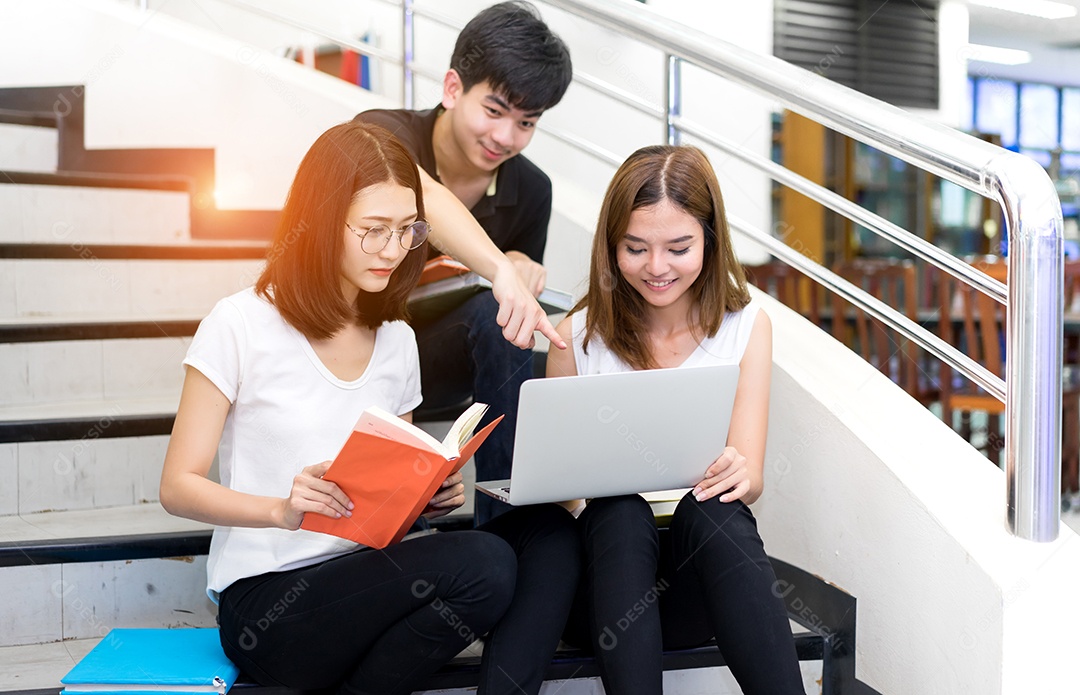Grupo de jovens estudantes lendo livro