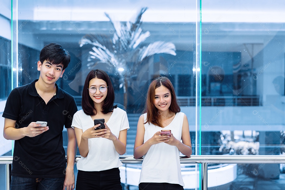 Grupo de jovens estudantes asiáticos usando smartphone