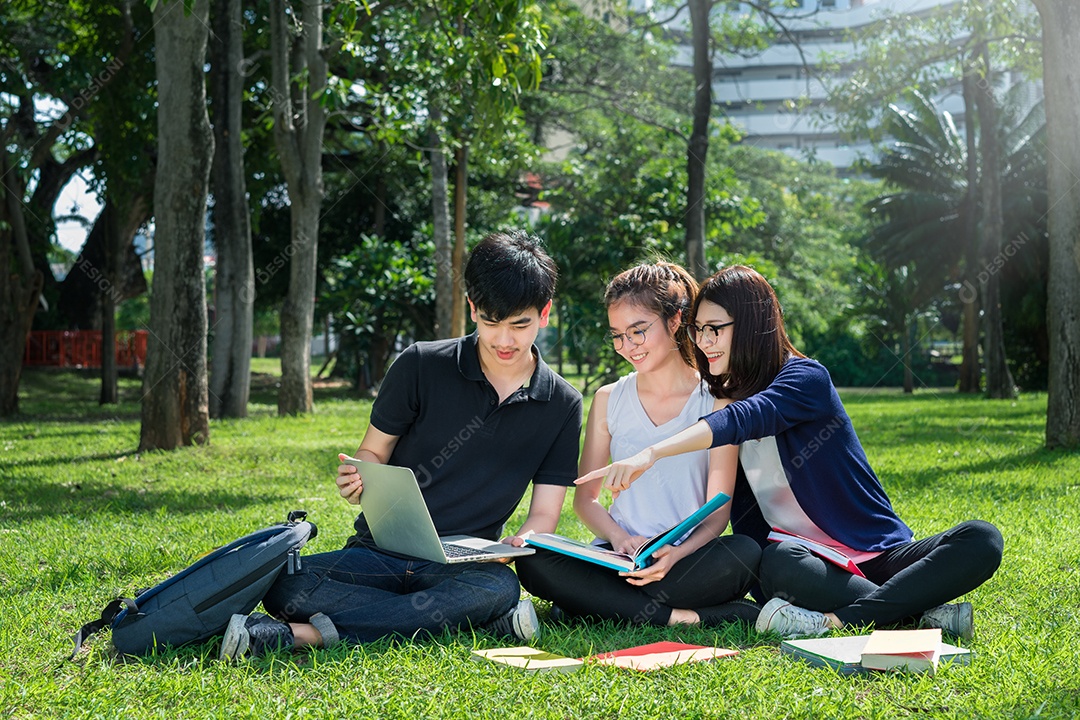 Grupo de jovens estudantes asiáticos