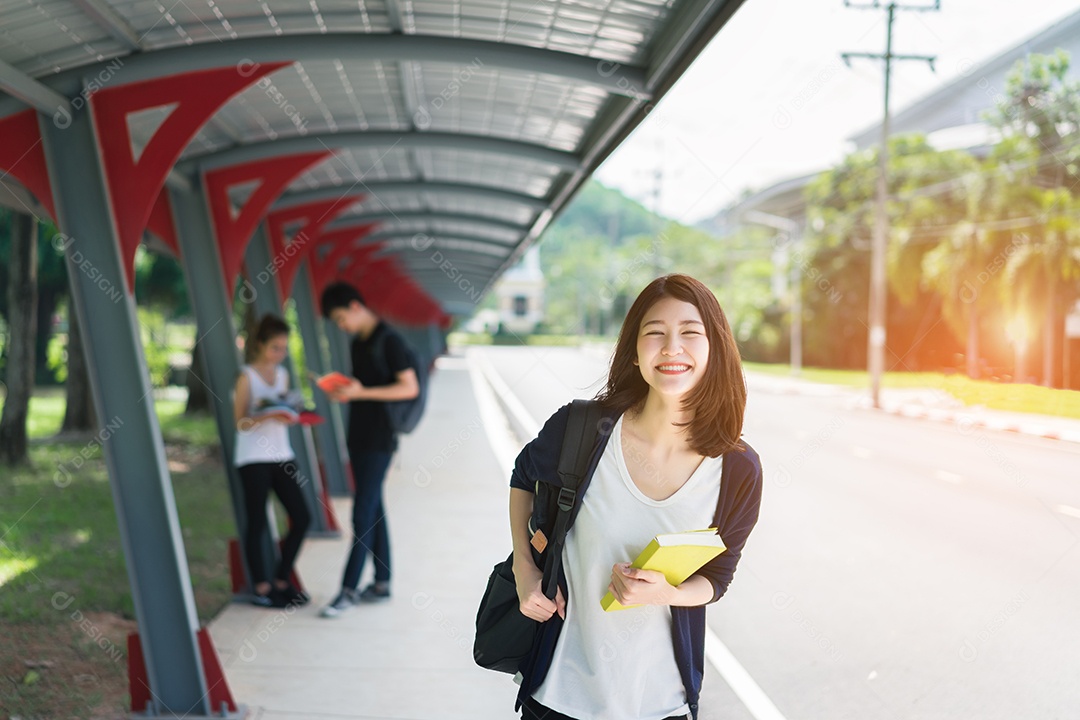 Grupo de Jovens Estudantes com Livro de Pastas Escolares