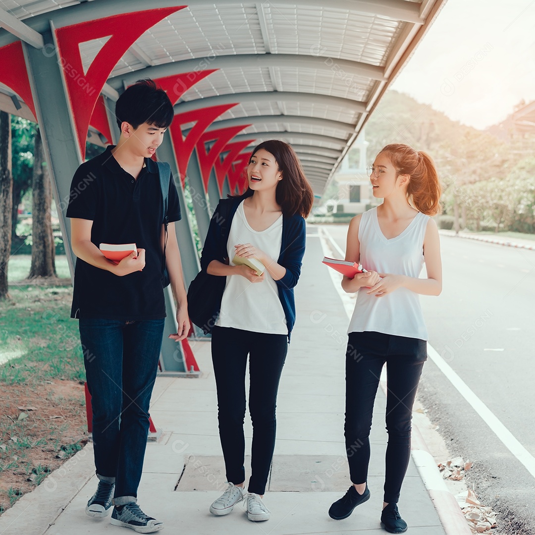 Grupo de Jovens Estudantes com Livro de Pastas Escolares