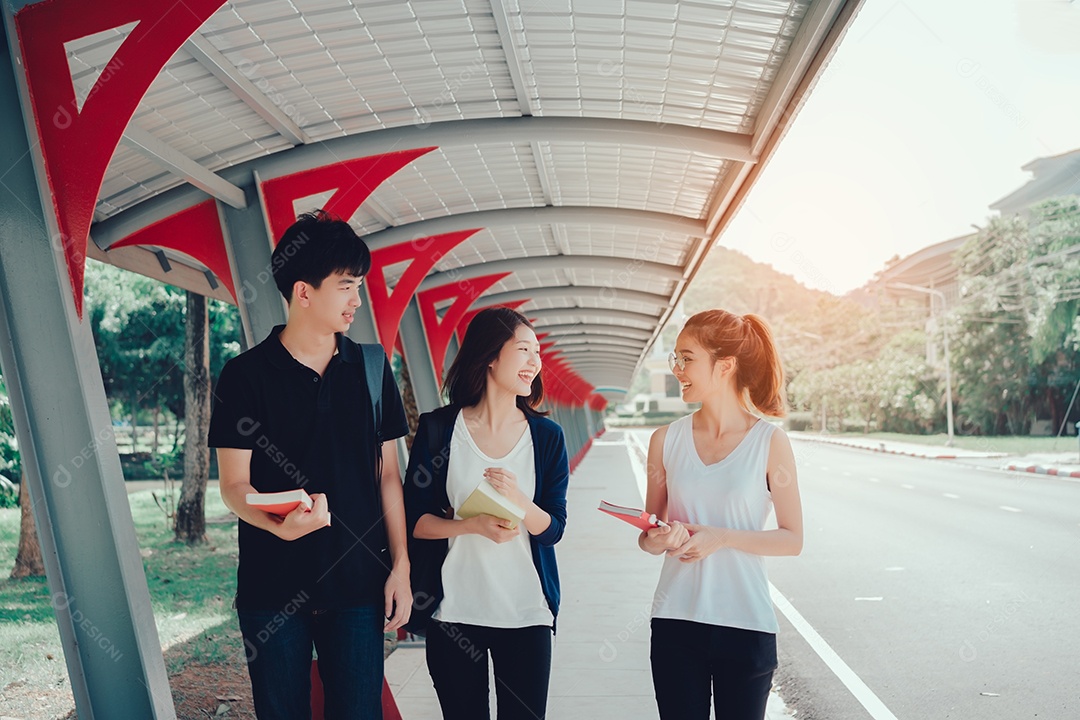 Grupo de Jovens Estudantes com Livro de Pastas Escolares