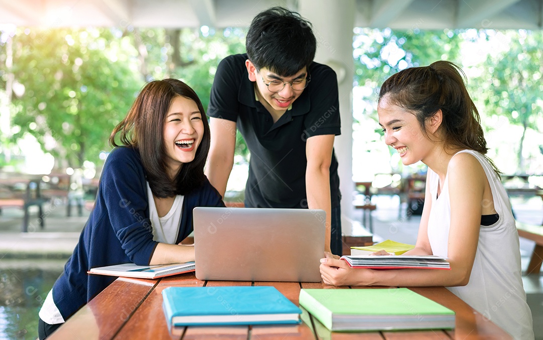 Grupo de Jovens Estudantes Consulta com Pastas Escolares