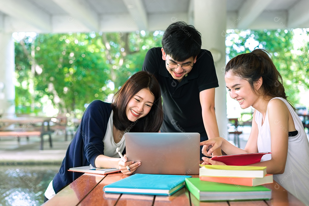 Grupo de Jovens Estudantes Consulta com Pastas Escolares