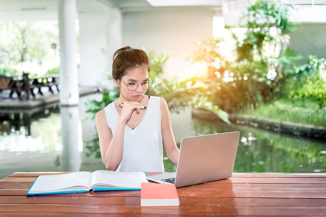 Trabalho de casa de jovem estudante com computador portátil
