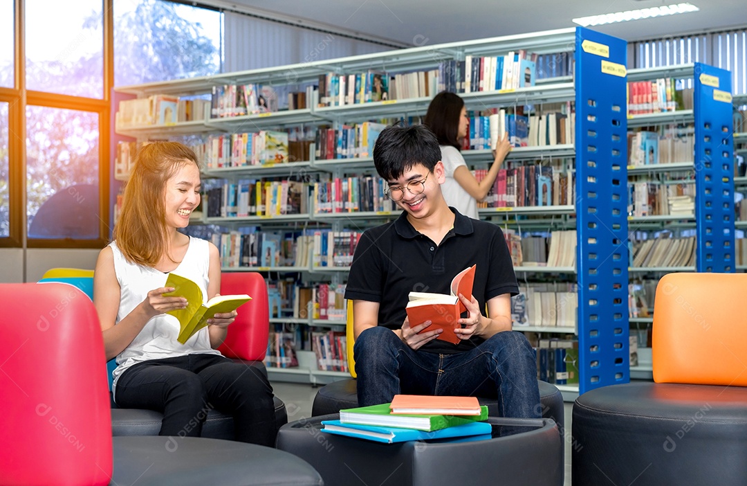 Adolescente do grupo asiático jovem estudante lendo livro com pastas escolares