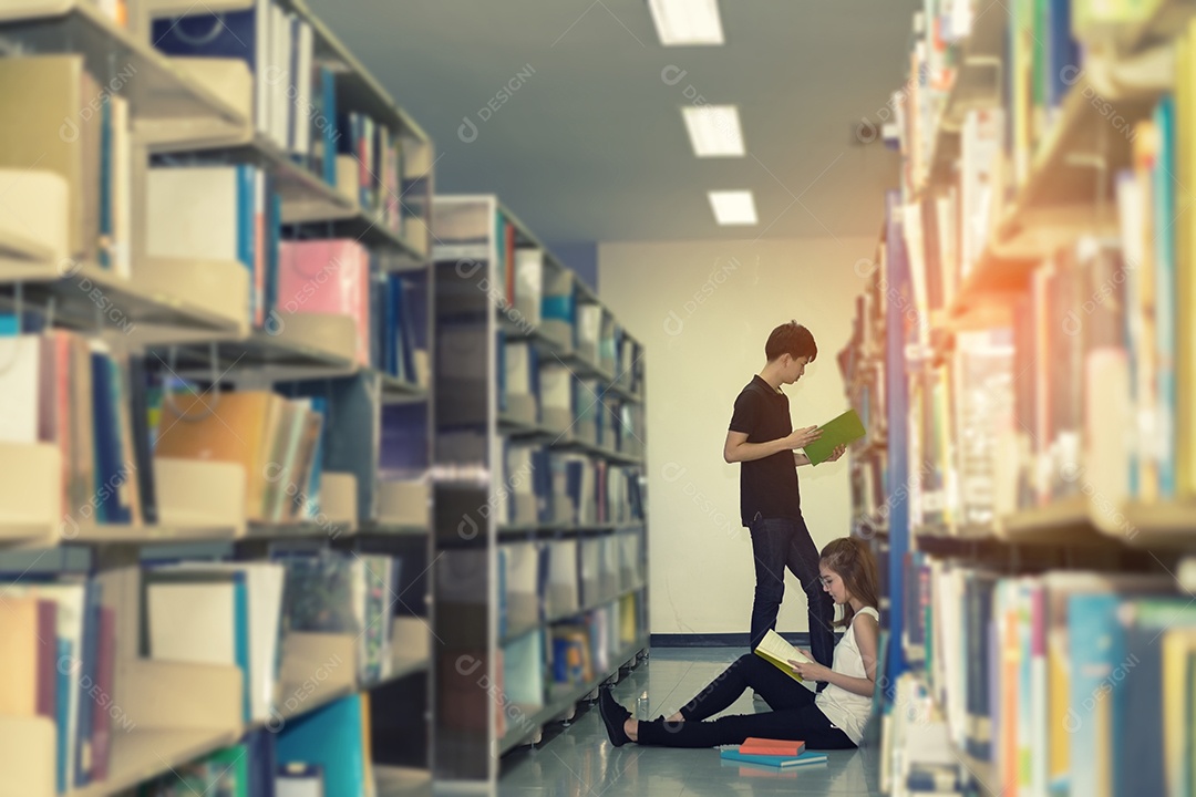 Jovem estudante asiático juntos adolescente com pastas escolares lendo livro na biblioteca